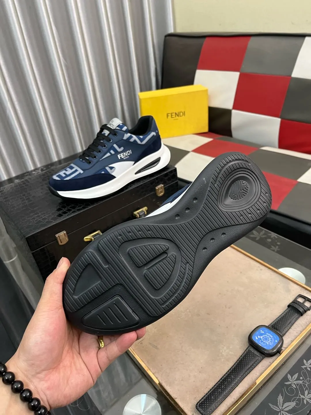 Men's Men's Shoes💰440⌚️⌚️[fendi] Fendi's classic and comfortable men's, this complex sneaker is made of soft calfskin➕genuine leather lining➕original ultra-light rubber material with rough outsole. This unique light style is suitable for the casual and refined sensibility of this season. It is comfortable and natural on the feet. It is an everyday style for casual travel in autumn and winter! 38−443️⃣colors available